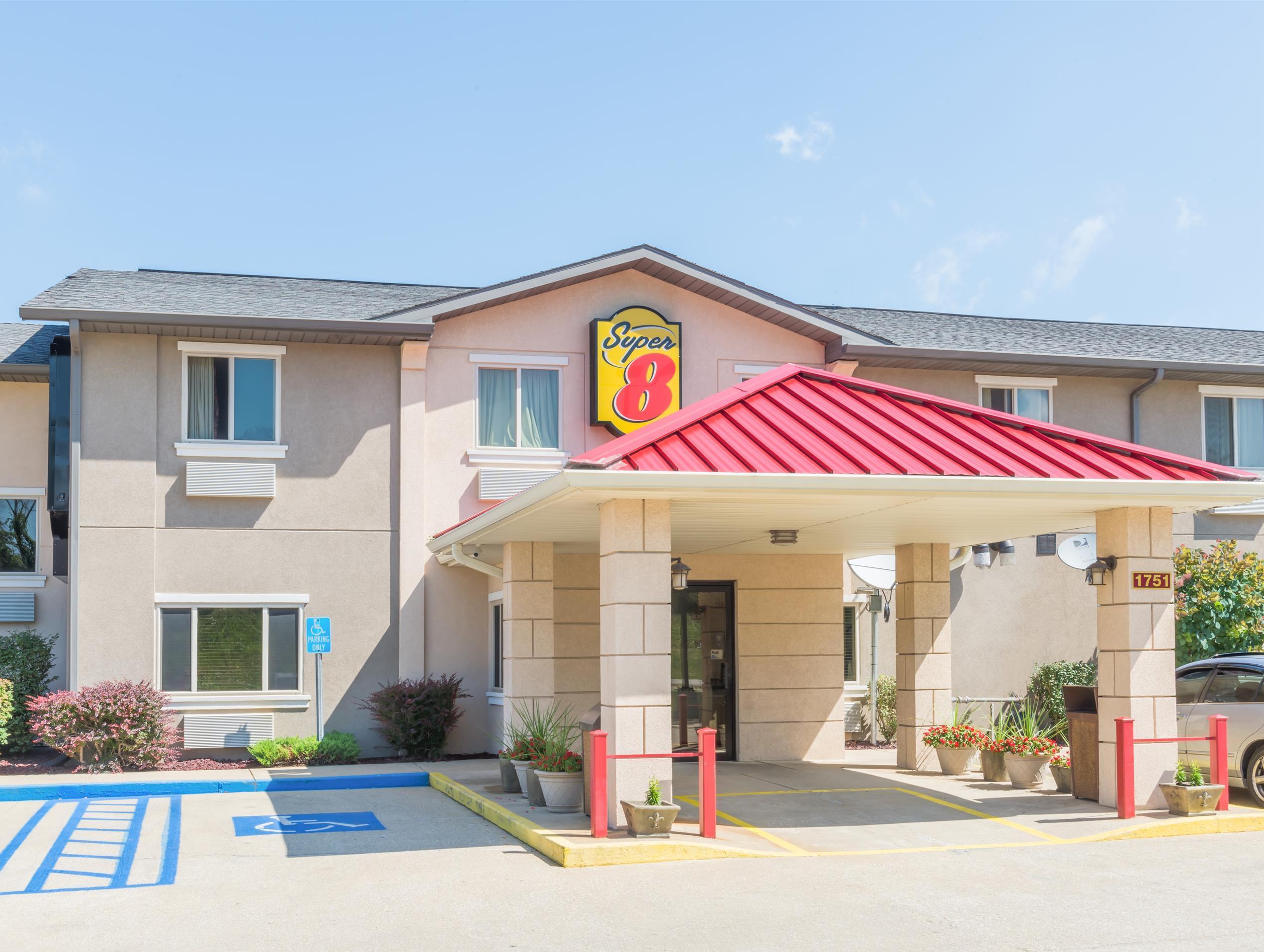 Super 8 By Wyndham Bloomington University Area Eksteriør billede