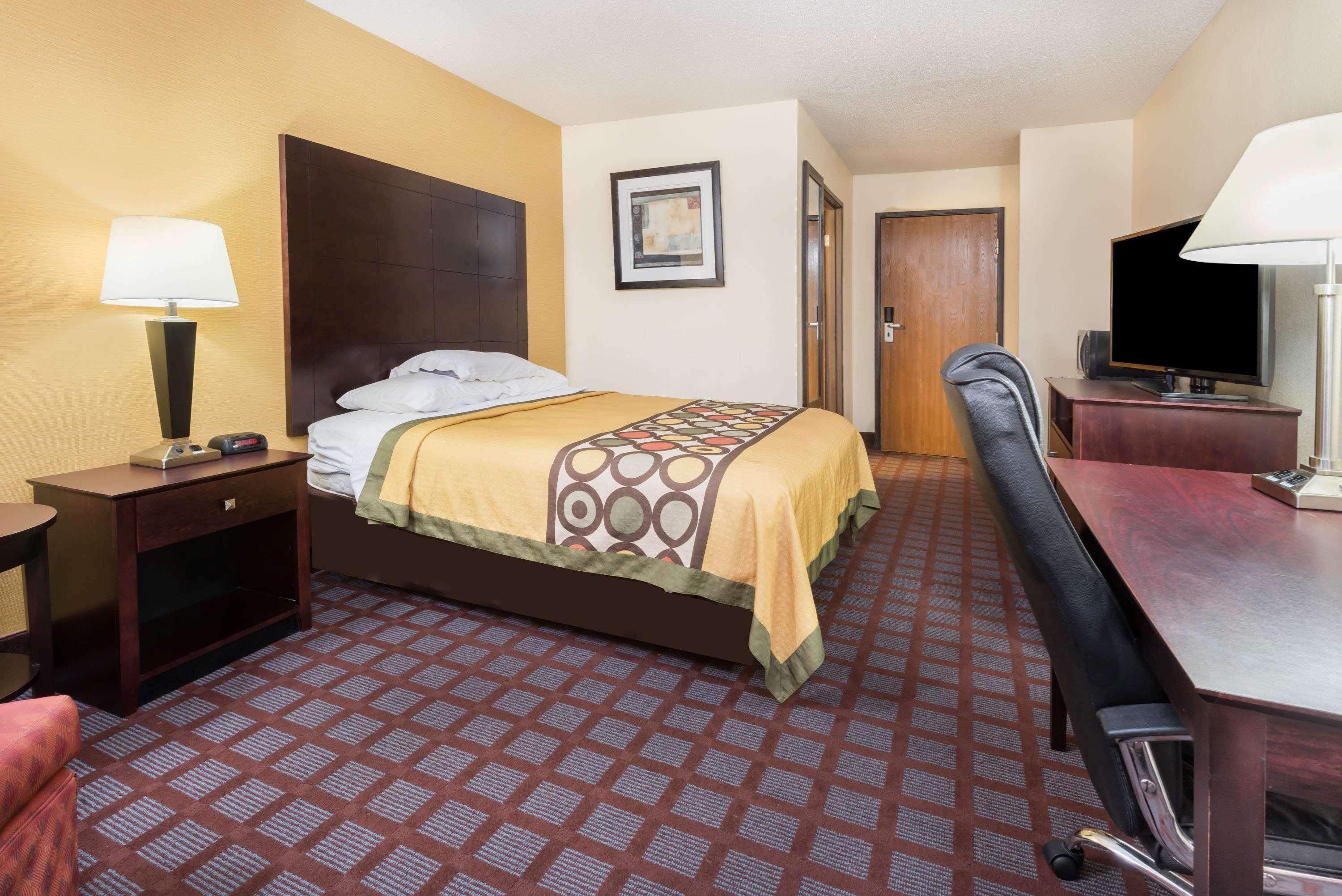 Super 8 By Wyndham Bloomington University Area Eksteriør billede