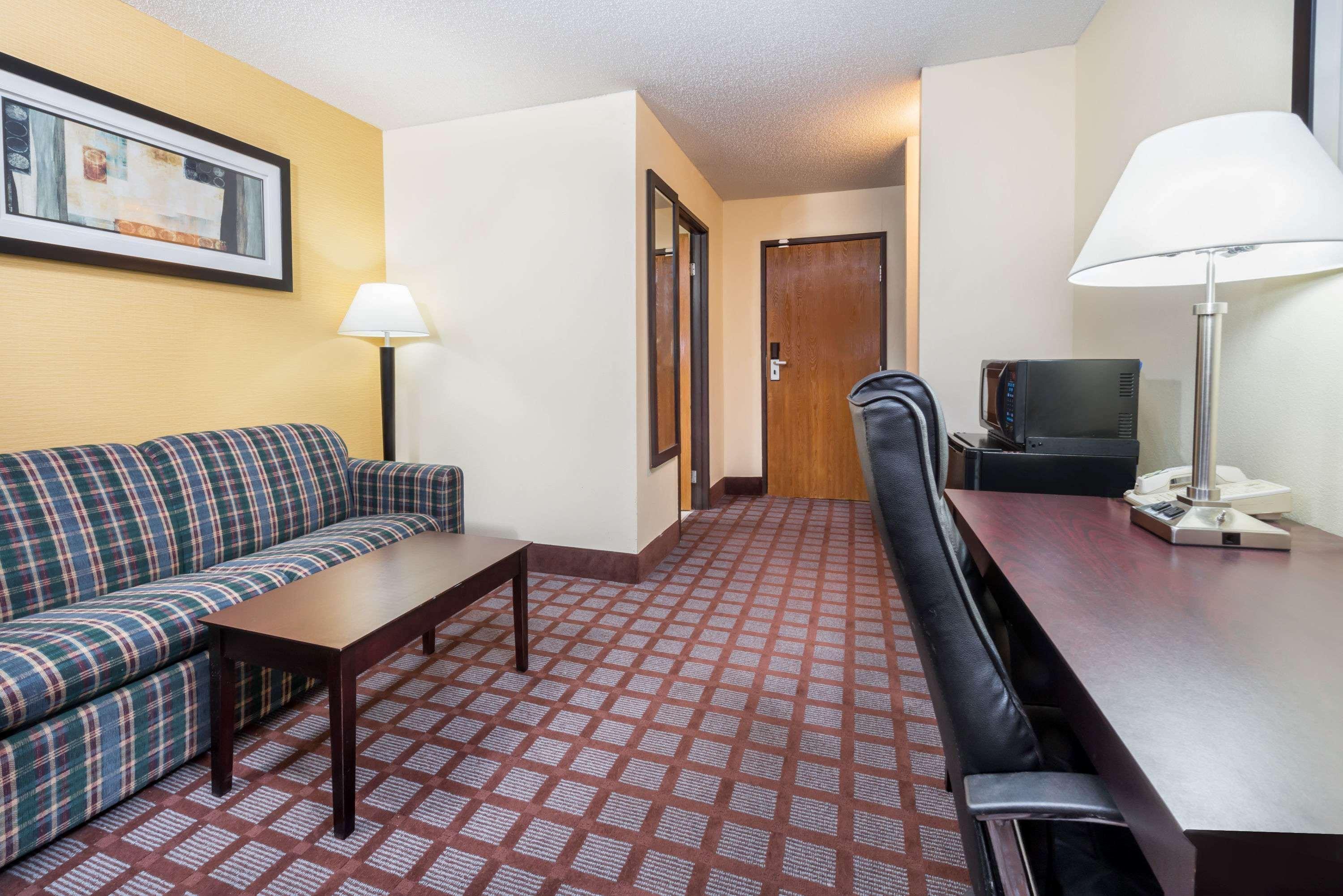 Super 8 By Wyndham Bloomington University Area Eksteriør billede