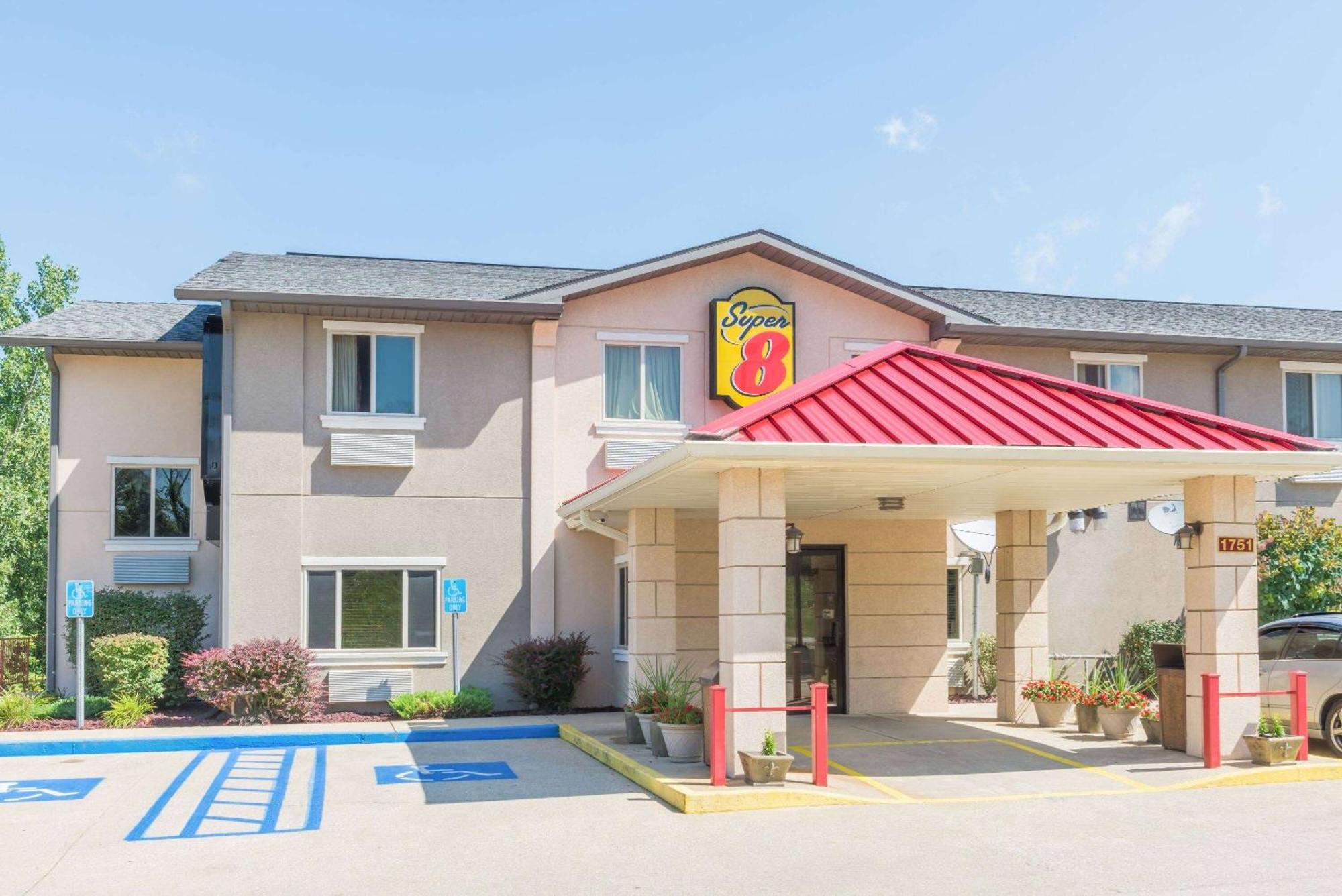 Super 8 By Wyndham Bloomington University Area Eksteriør billede