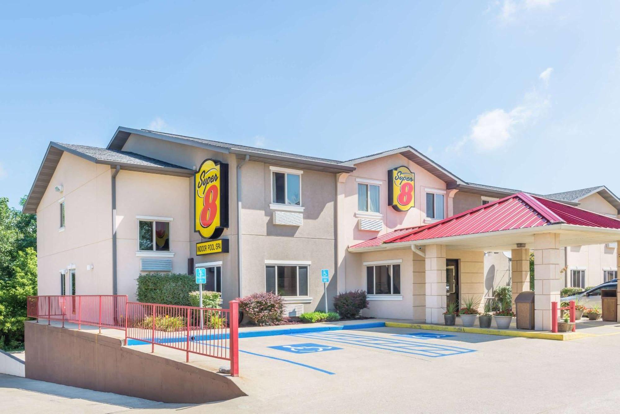 Super 8 By Wyndham Bloomington University Area Eksteriør billede