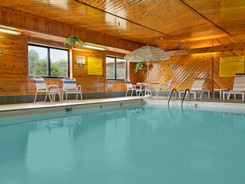 Super 8 By Wyndham Bloomington University Area Eksteriør billede