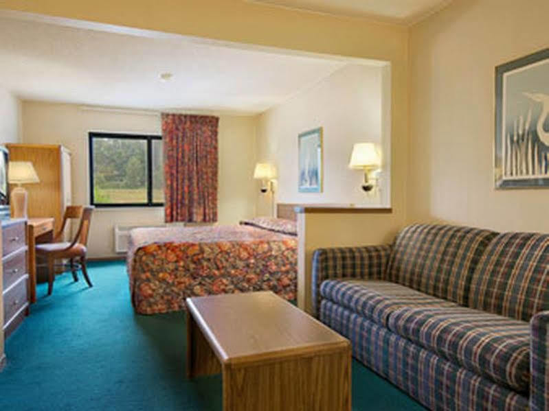 Super 8 By Wyndham Bloomington University Area Eksteriør billede